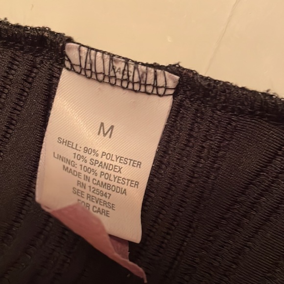 Roz & Ali sleeves less  top , size M, color black. Round neckline. Wavy design - Picture 15 of 16